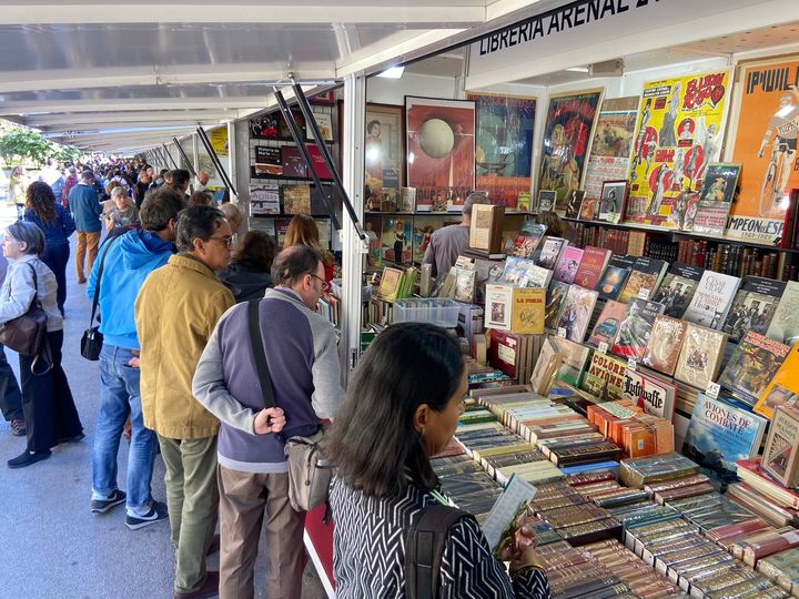 Ambiente en el Paseo de Recoletos durante la 34 Feria de Otoño del Libro Viejo de Madrid